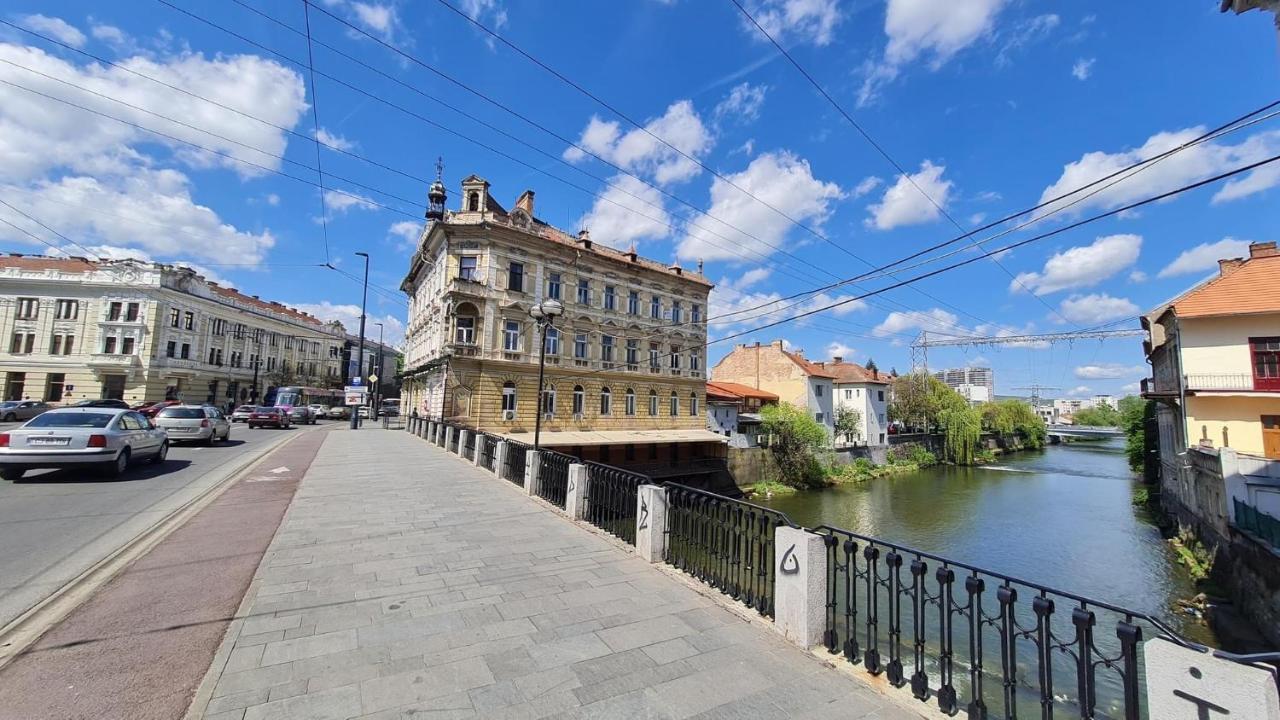 Apartment River's