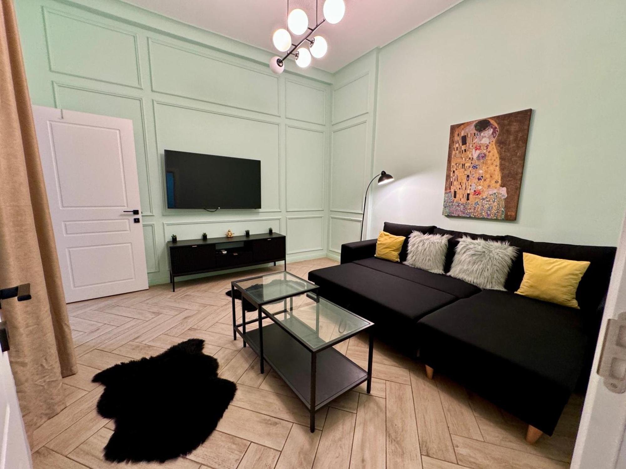River's Apartment *
